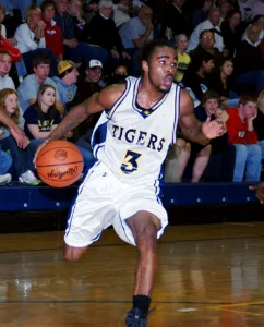 Navarre returns to MCC basketball as assistant